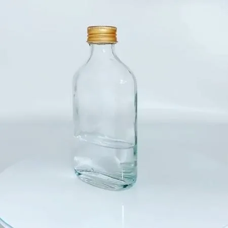 Плоская стеклянная бутылка, выбранная в качестве сосуда