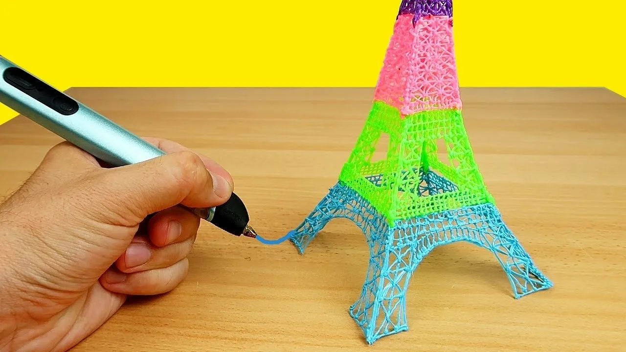 3D-ручка в руке во время рисования