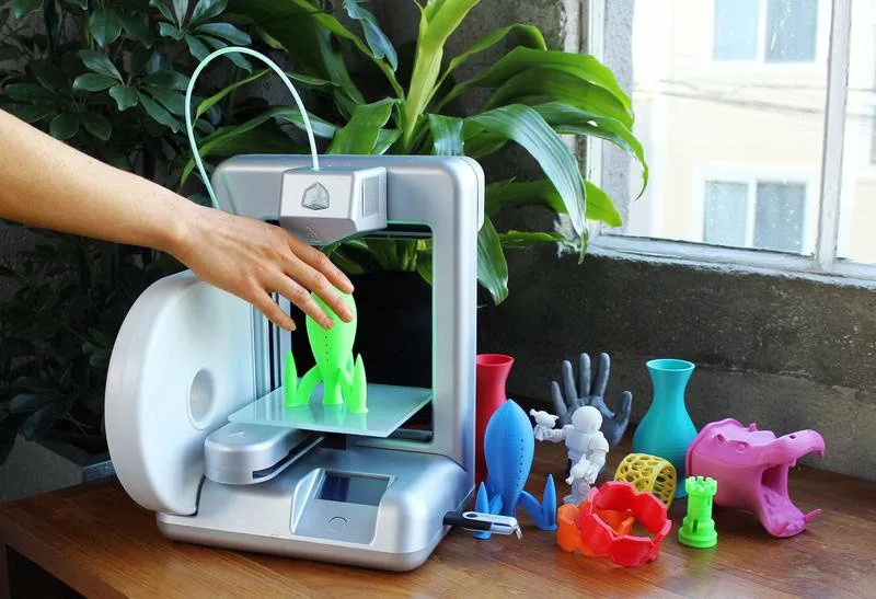 Домашний 3D-принтер и напечатанные бытовые предметы