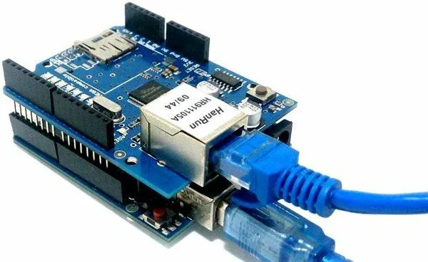 Ethernet shield, установленный на плату Arduino