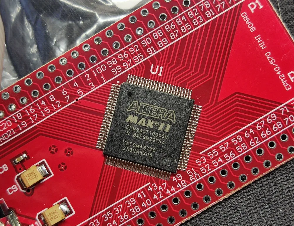 Отладочная плата с микросхемой EPM240T100 серии MAX II