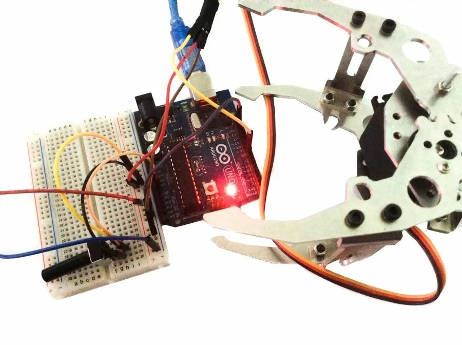 Собранный макет: клешня, сервопривод и Arduino